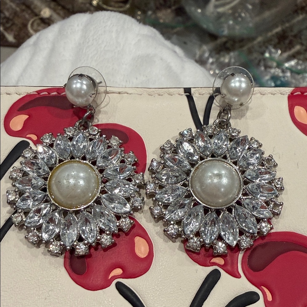 Source Unknown Silver and Pearl Cluster Earrings - Picture 2 of 3
